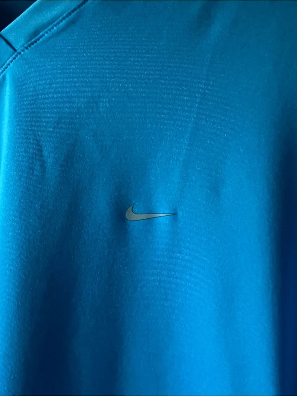 Nike Women's V-Neck Shirt in Beautiful Turquoise size XL